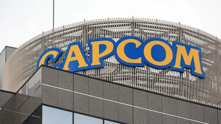 Bir binanın cephesinde yer alan Capcom logosu