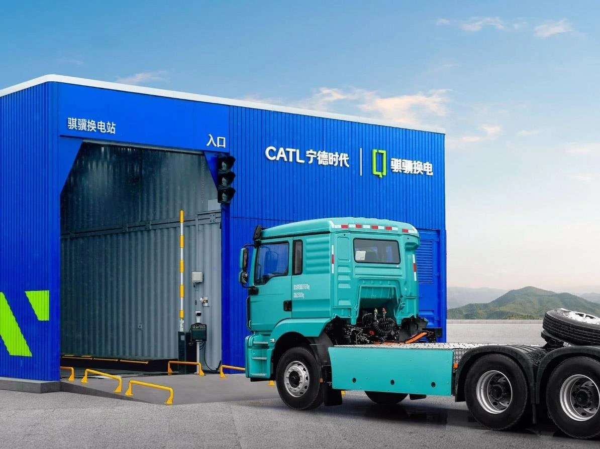 CATL batarya değişim istasyonunun önündeki elektrikli ağır kamyon