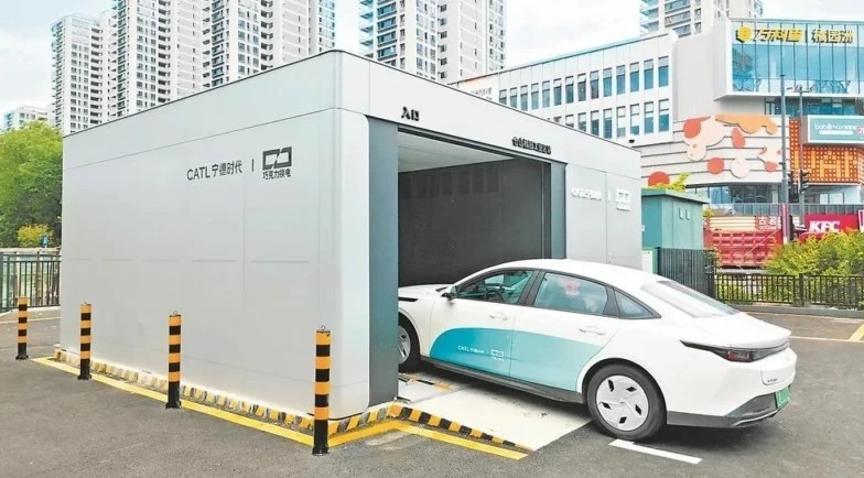Şehir içinde CATL batarya değişim istasyonuna giren elektrikli otomobil