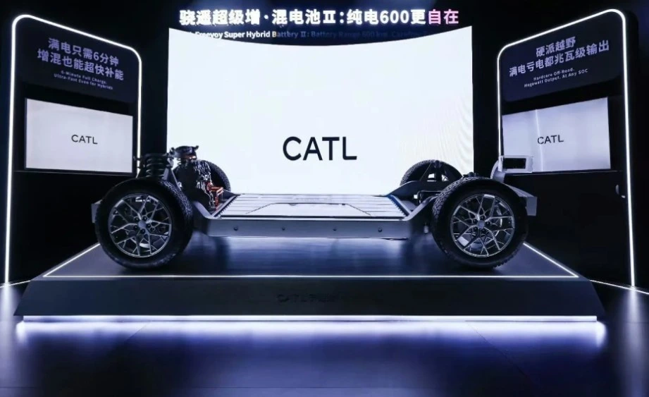 CATL yazılı ekranda sergilenen elektrikli araç şasisi