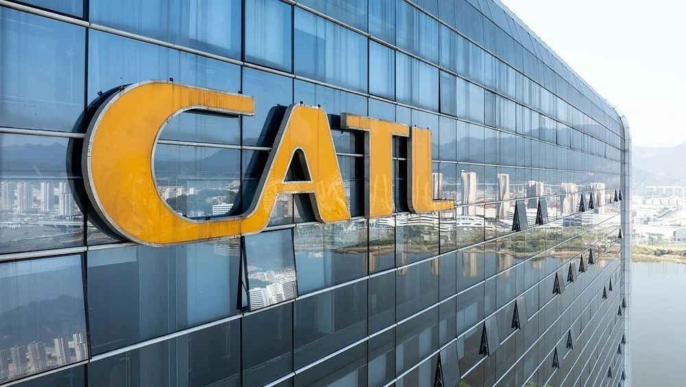 Cam cepheli binanın önünde CATL yazısı