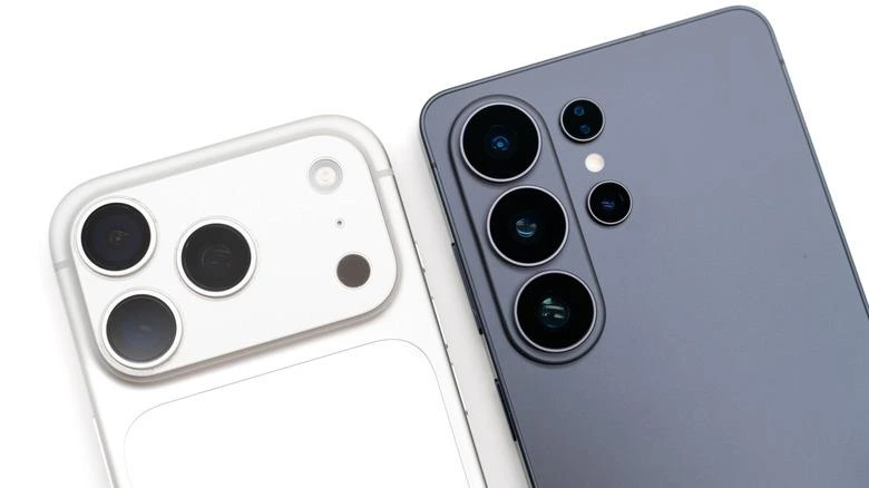 Beyaz ve koyu renkli iki cep telefonunun arka yüzü