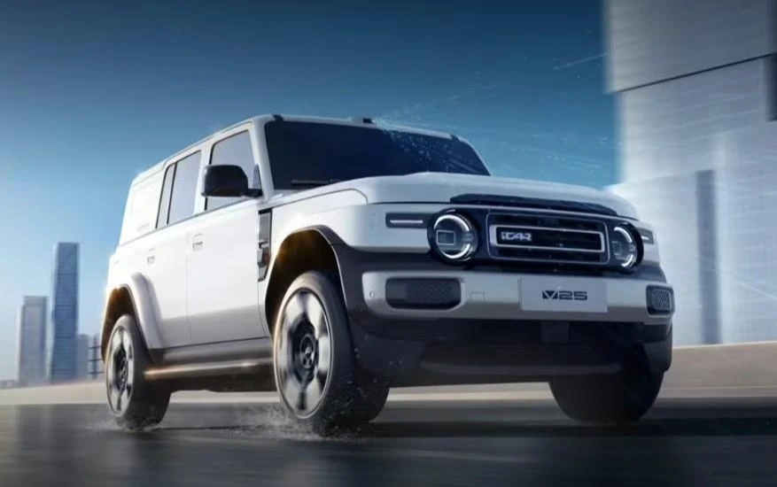 Beyaz Chery iCar V25’in hareket hâlinde önden görünümü