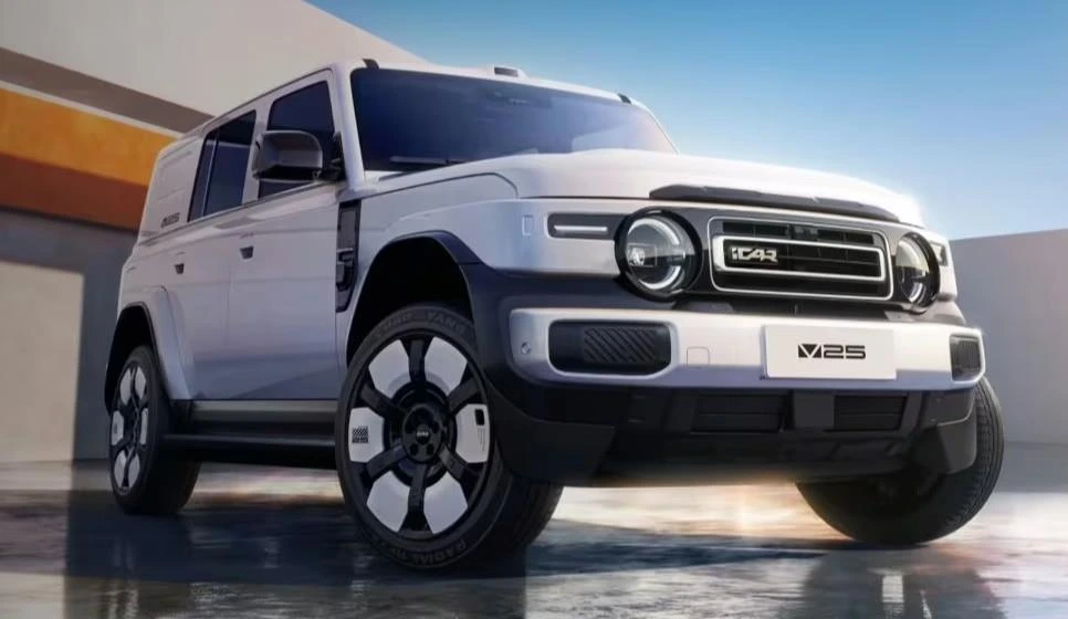 Beyaz Chery iCar V25 SUV’un önden üç çeyrek görünümü
