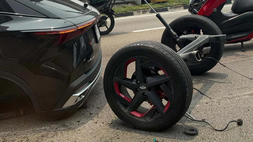 Chery OMODA 5’in arkasında yerde duran aks ve tekerlek