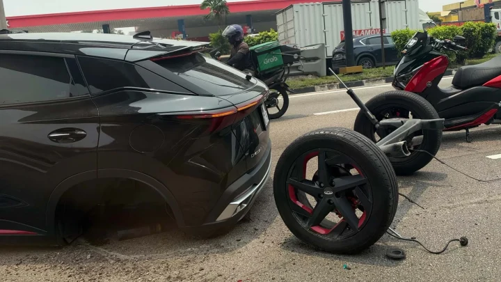 Chery OMODA 5’in arka aksı ve iki tekerleği aracın arkasında yerde duruyor