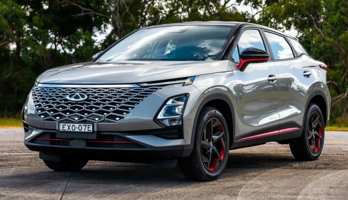 Gri Chery Omoda 5 SUV’un önden ve yandan görünümü