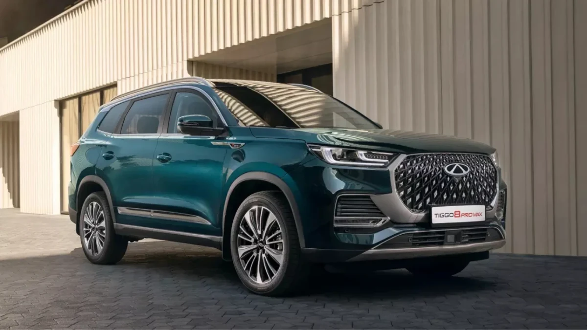 Bina önünde park edilmiş koyu yeşil Chery SUV