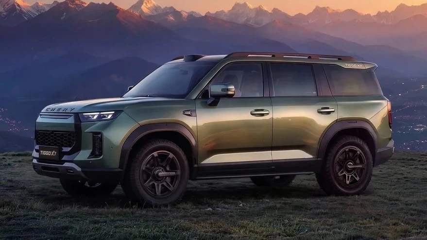 Chery Tiggo X7 dağ manzarası önünde yandan görünüyor