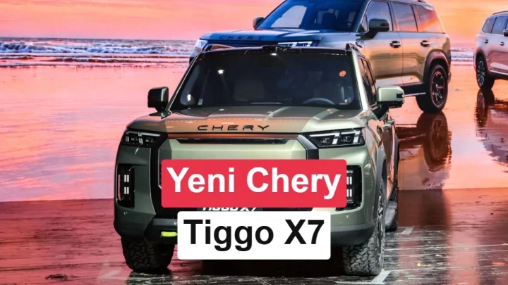 Chery Tiggo X7 önde, başka bir SUV arka planda kıyı kenarında gösteriliyor; görselde yeni model ibaresi bulunuyor