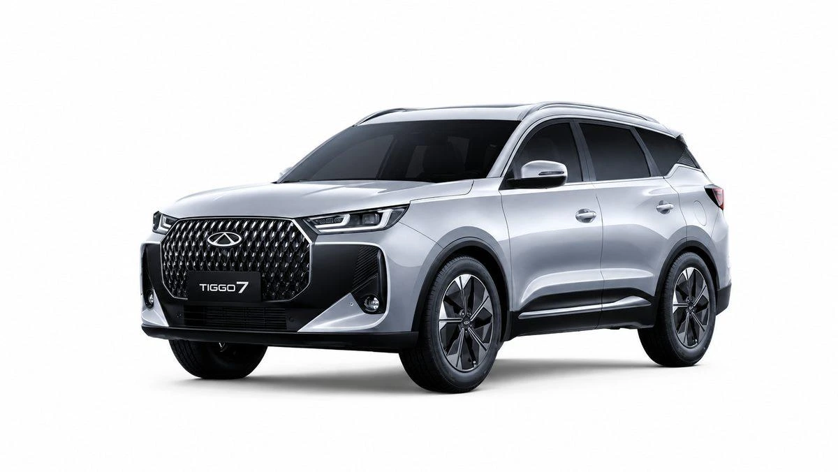 Beyaz fonda gümüş renkli Chery TIGGO7 SUV