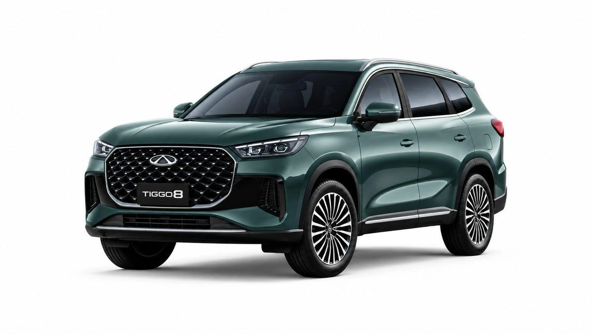 Beyaz fonda yeşil Chery TIGGO8 SUV
