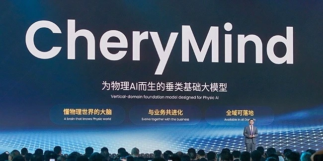 CheryMind yazısının bulunduğu sunum ekranı ve sahnedeki konuşmacı