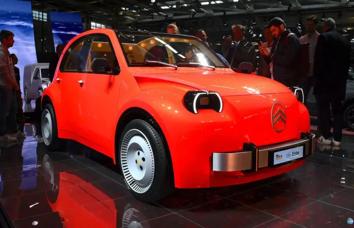 Otomobil fuarında sergilenen kırmızı Citroën konsept otomobili
