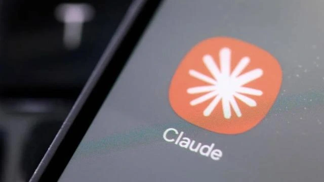 Telefon ekranında Claude uygulamasının simgesi ve adı