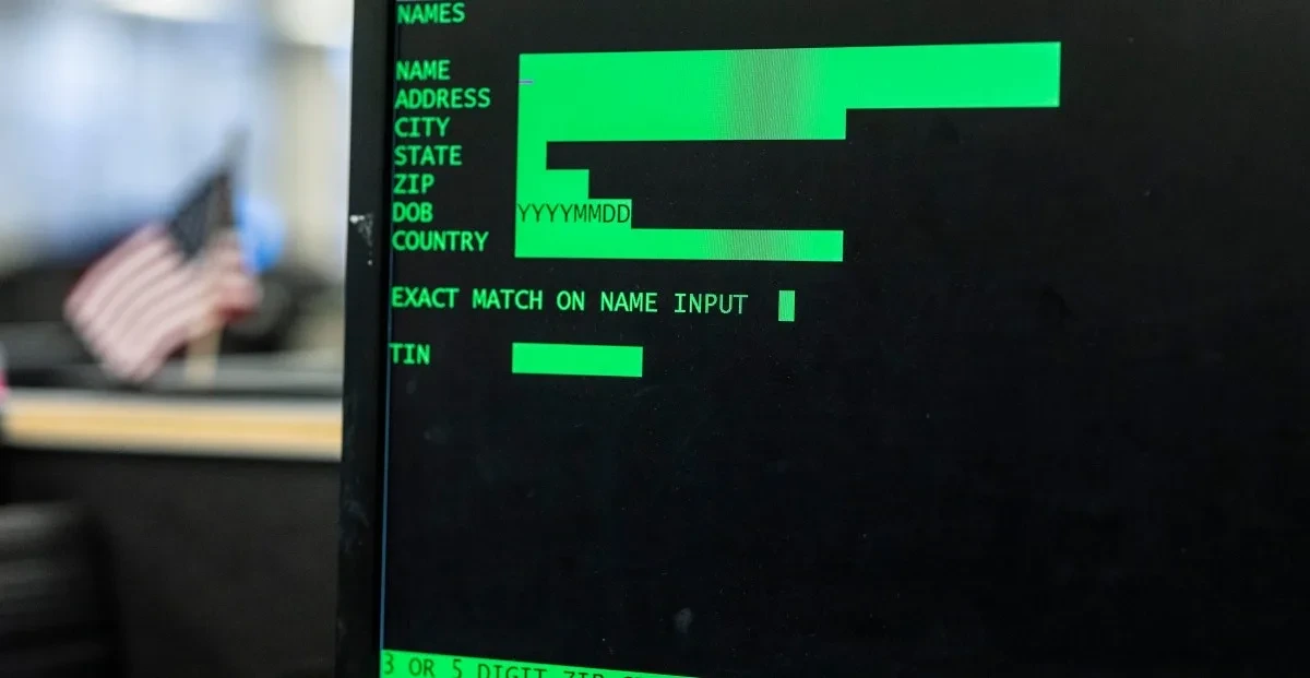 Siyah ekranda yeşil yazıyla görüntülenen COBOL benzeri kod ve veri alanları
