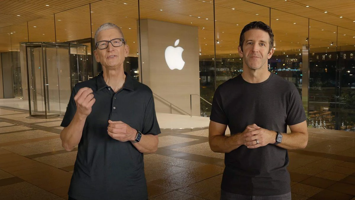 Tim Cook ve John Ternus Apple Store önünde
