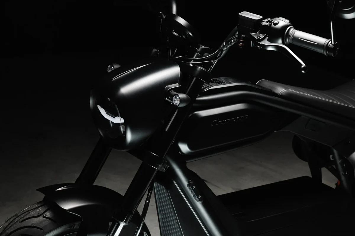 Coopop Bobber elektrikli motosikletin ön bölümü, farı ve gövde detayları