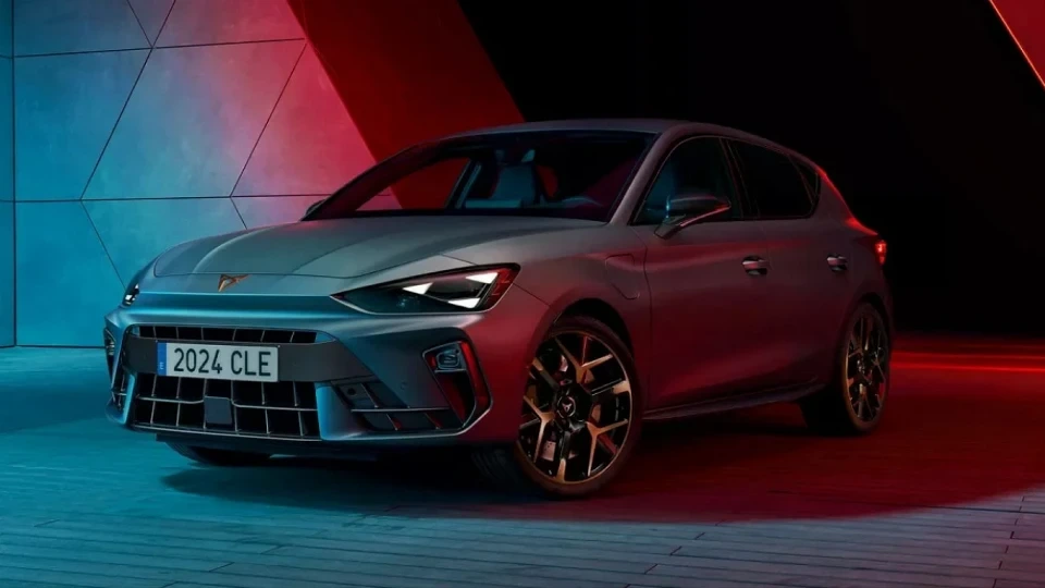 Kırmızı ve mavi ışıklarla aydınlatılmış alanda görülen Cupra otomobili