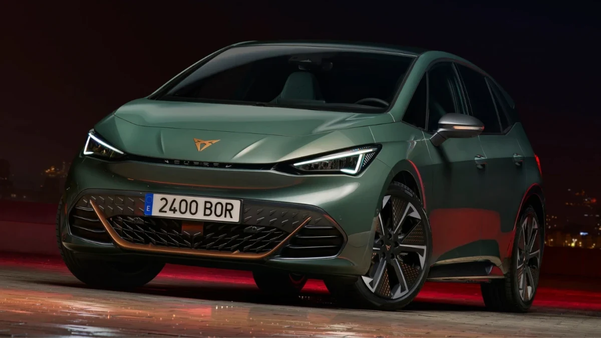 Karanlık fonda sergilenen yeşil Cupra otomobili