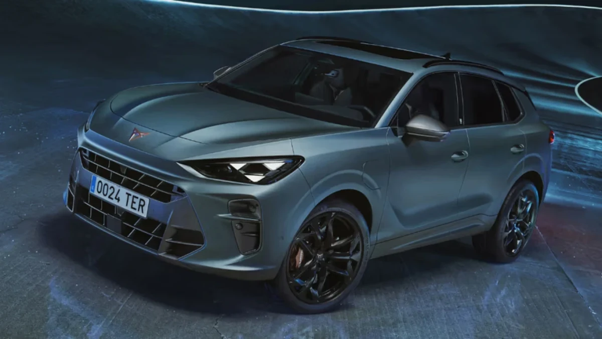 Mavi-gri renkteki Cupra SUV modelinin önden üç çeyrek görünümü
