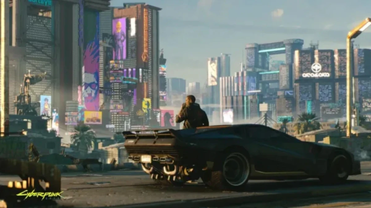 Cyberpunk 2077 evrenini yansıtan fütüristik Night City manzarasında siyah bir araç