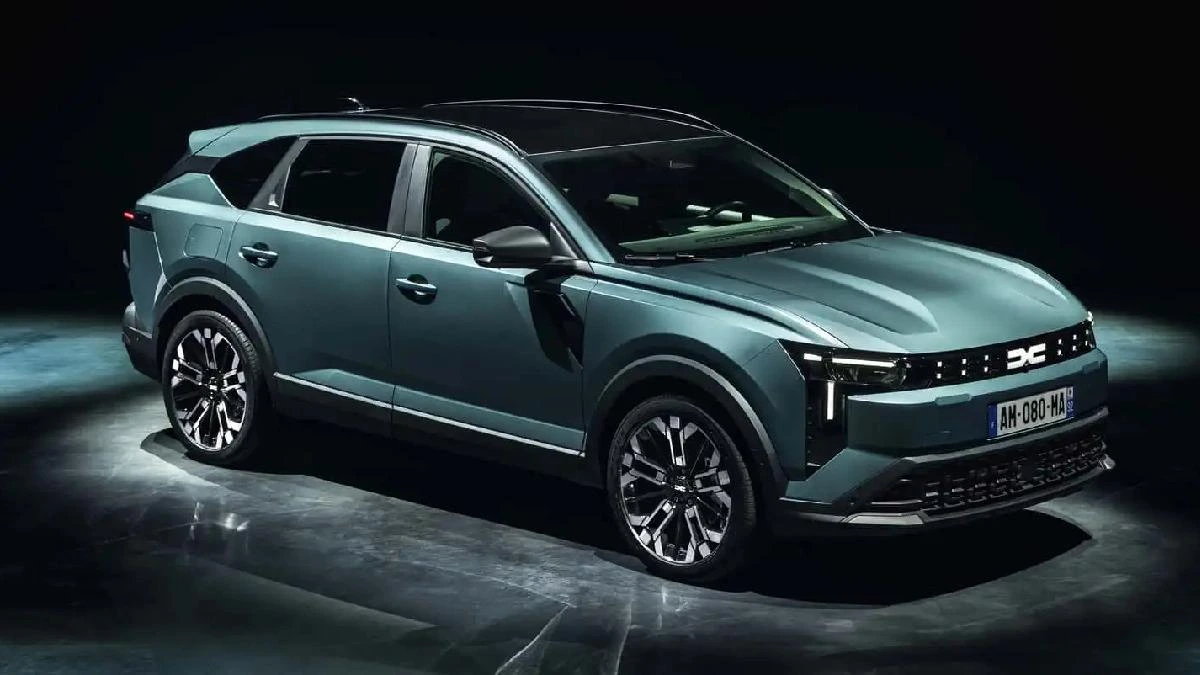 Dacia Striker’ın koyu renkli dış tasarımı, önden ve yandan görünüm