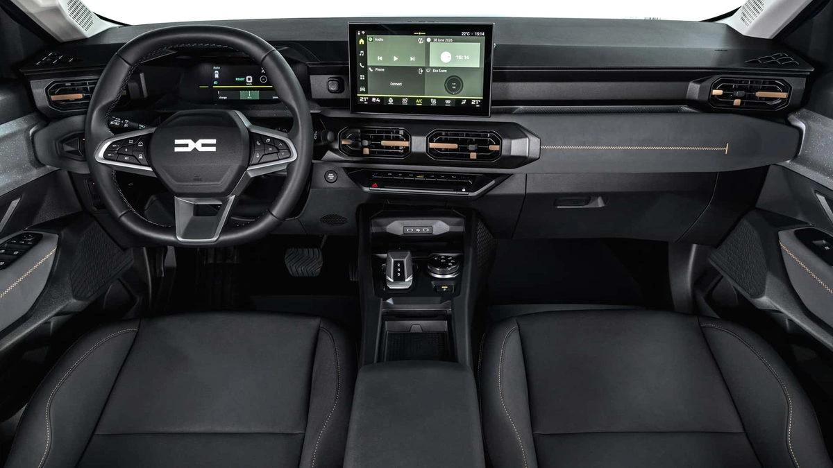 Dacia Striker’ın direksiyon, multimedya ekranı ve ön konsolunu gösteren iç mekânı