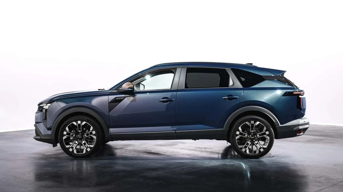 Dacia Striker’ın mavi renkli yandan görünümü