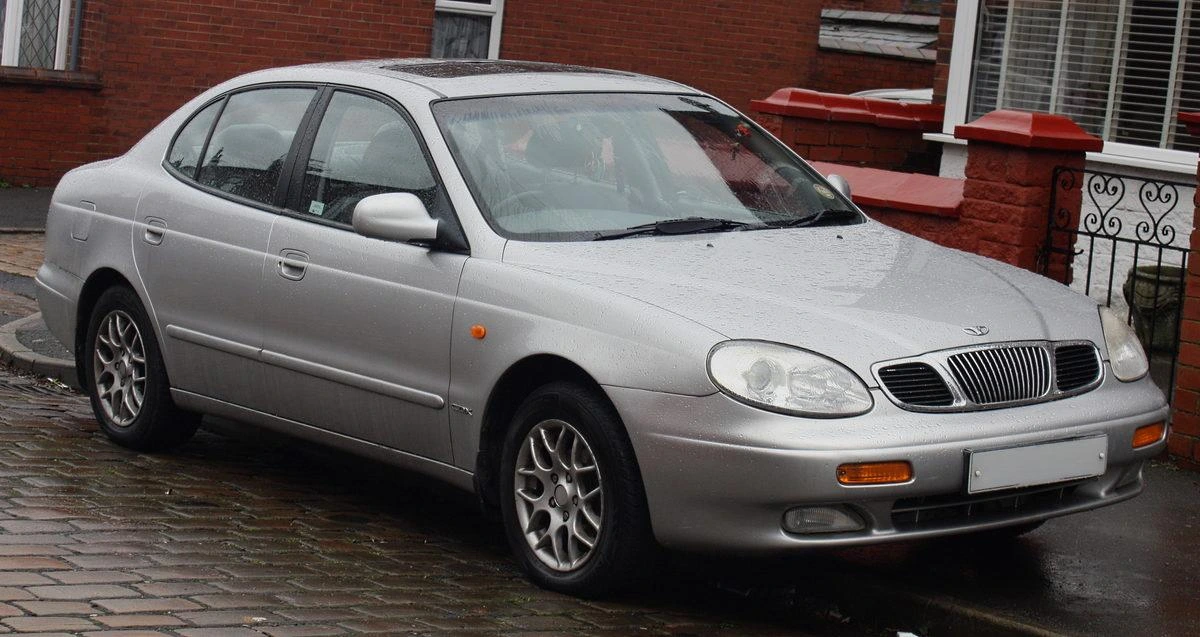 Gri Daewoo Leganza sedan