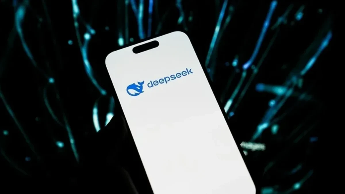 Koyu arka plan önünde DeepSeek logolu telefon