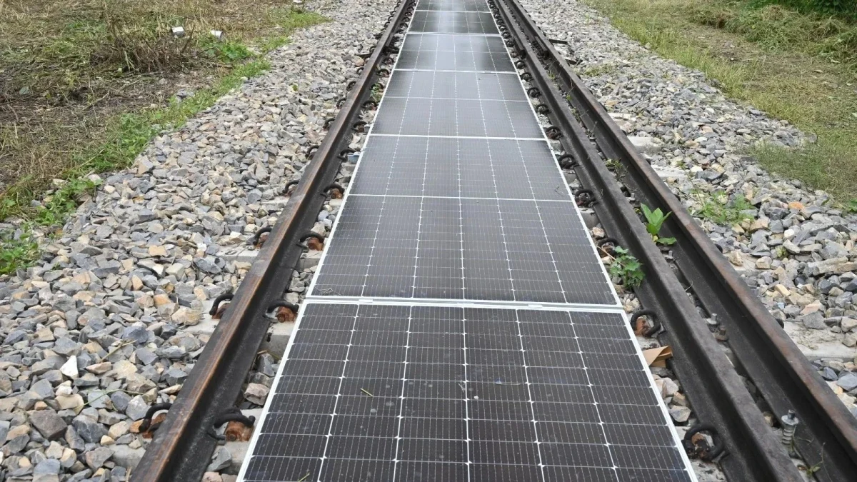 İki demiryolu rayı arasında hat boyunca sıralanmış güneş panelleri