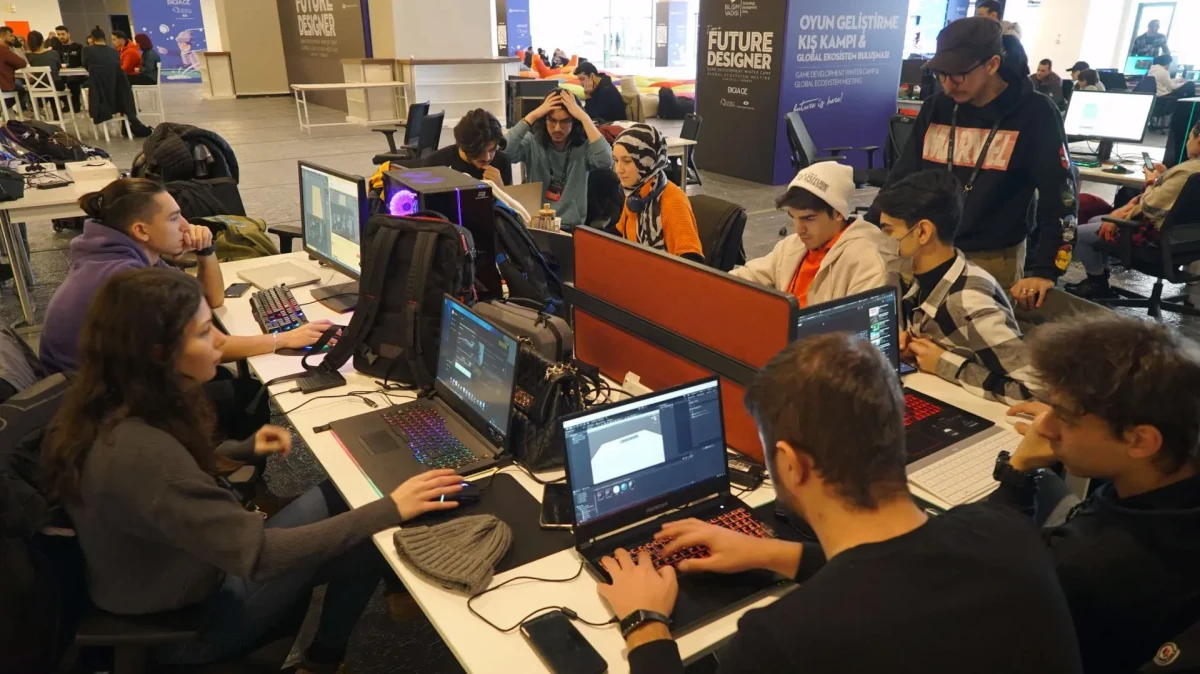Bilgisayar başında oyun geliştirme çalışması yapan katılımcılar