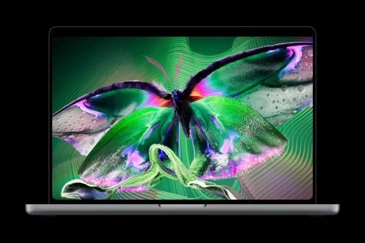 MacBook Pro ekranında renkli bir kelebek görseli görüntüleniyor
