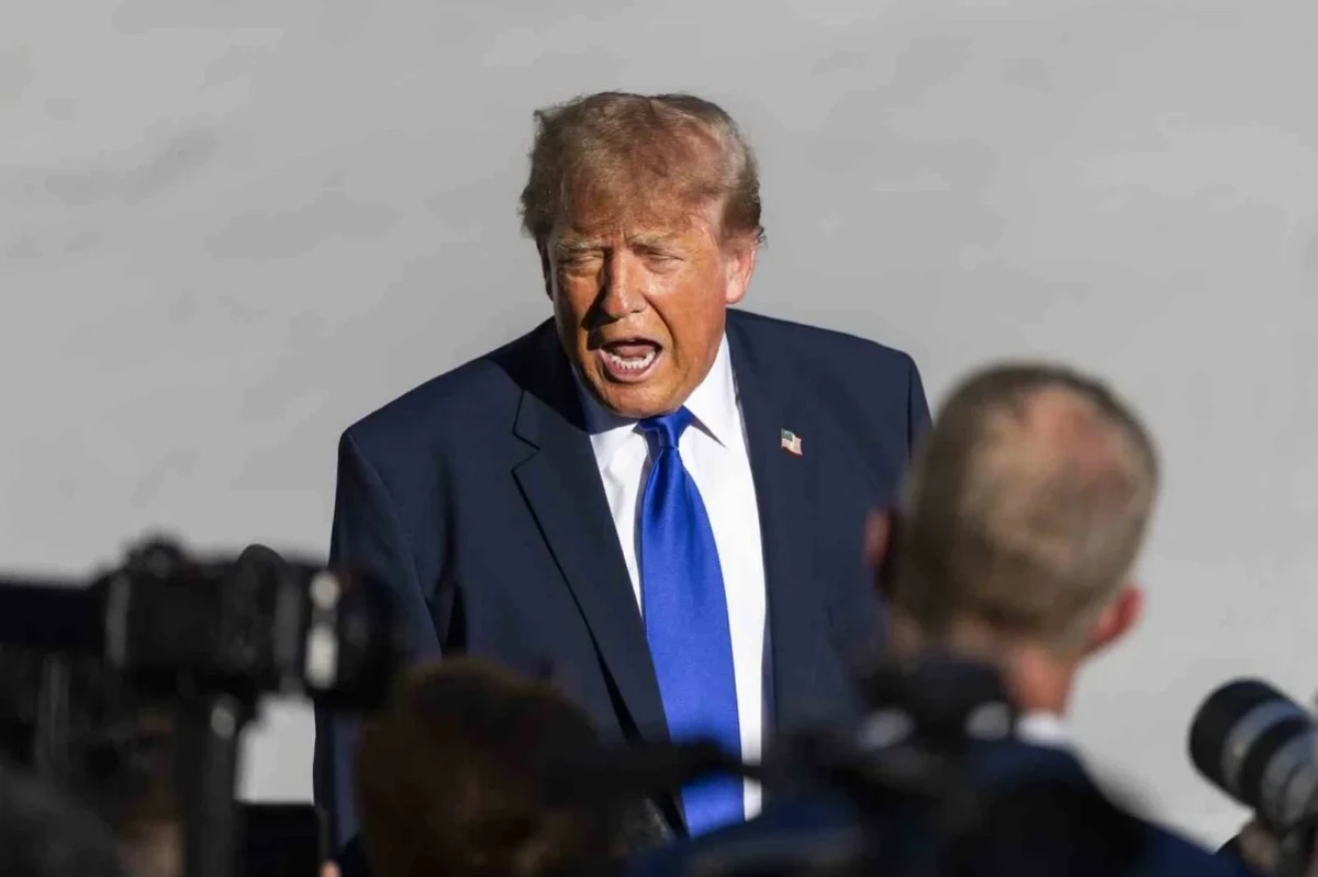 Donald Trump, kameralar önünde gazetecilere açıklama yapıyor