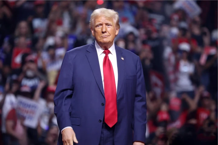 Donald Trump kalabalık bir etkinlikte yürürken