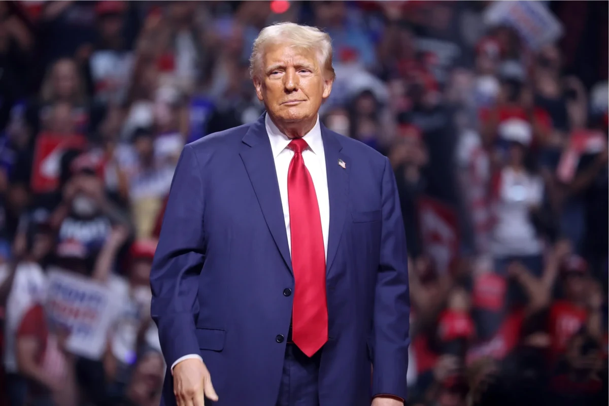 Donald Trump, kalabalık bir etkinlik alanında yürürken