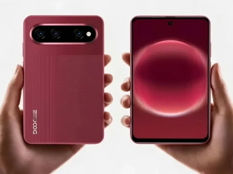 Doogee Note60 W telefonun kırmızı arka yüzü ve ekranı yan yana gösteriliyor