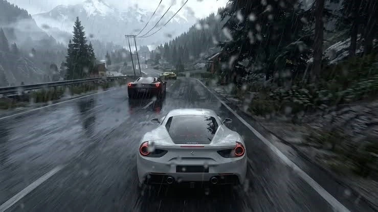 Driveclub’da yağmurlu bir yolda yarışan otomobiller
