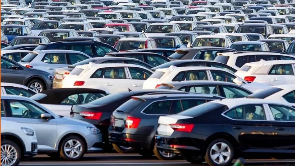 Bir otoparkta yan yana sıralanmış çok sayıda otomobil