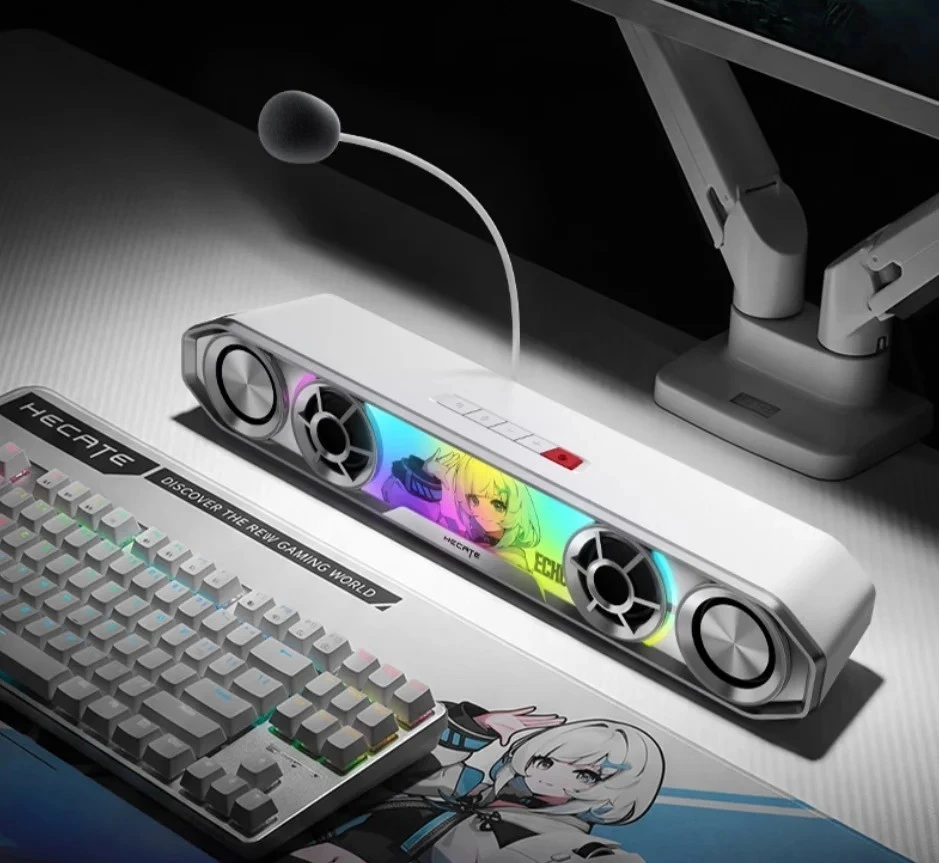 RGB aydınlatmalı Edifier Hecate G2000 Bar ve ayrılabilir mikrofon, bilgisayar masasında