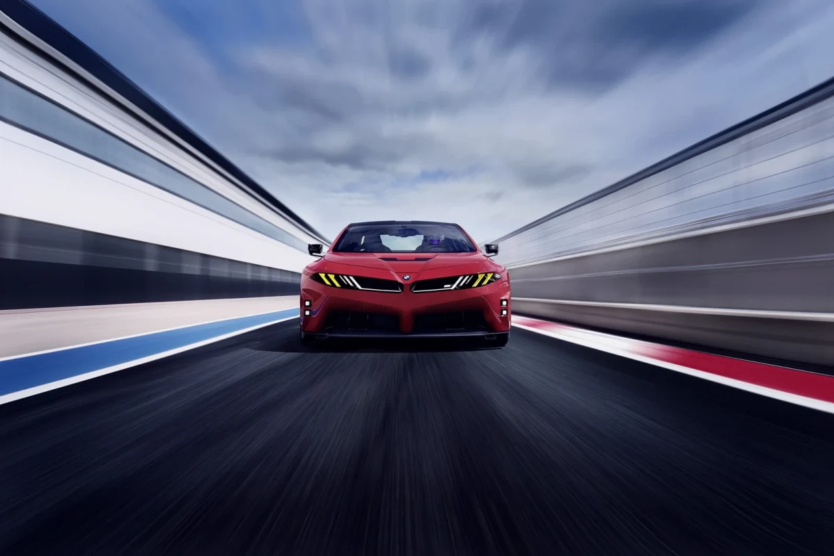 Kırmızı BMW M Concept Neue Klasse konsept otomobili pistte önden ilerliyor