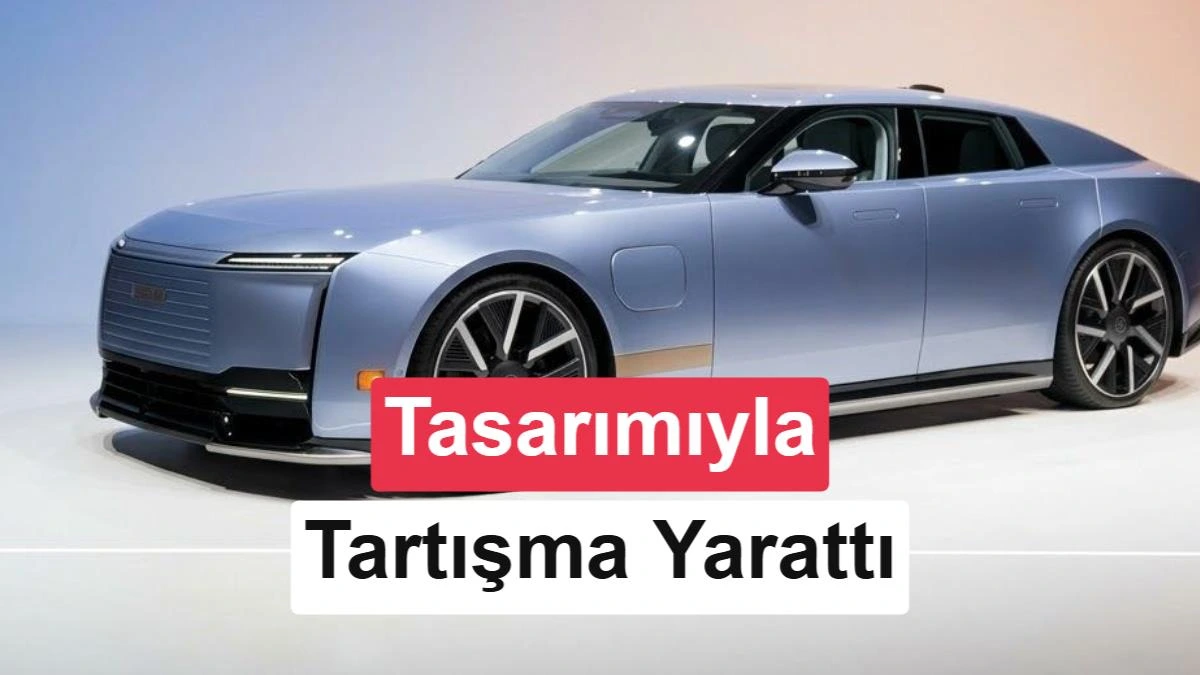 Açık mavi elektrikli Jaguar Type 01 otomobilinin önden ve yandan görünümü