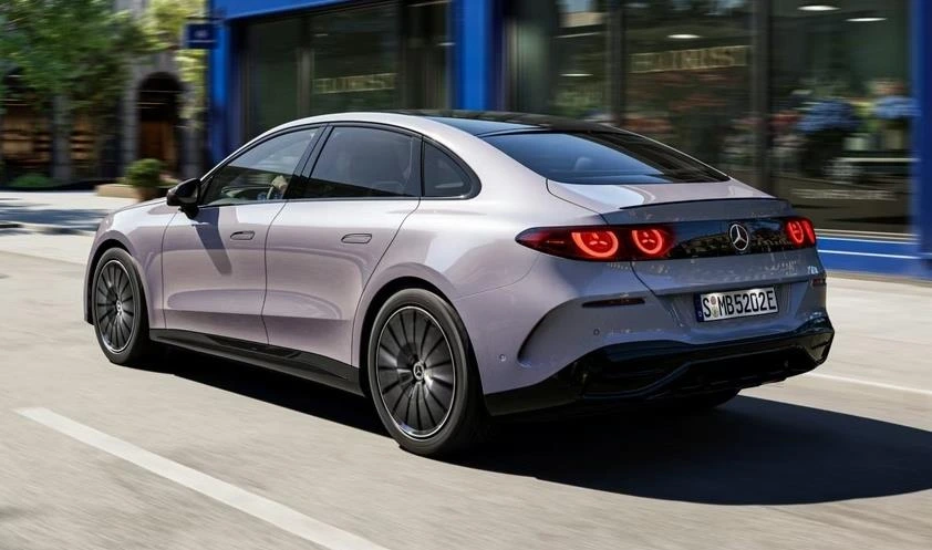 Elektrikli Mercedes C-Serisi’nin arka ve yan görünümü
