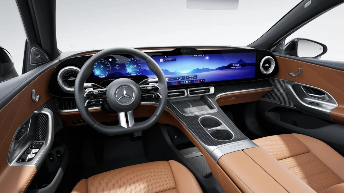 Elektrikli Mercedes C-Serisi’nin dijital ekranlı iç mekânı