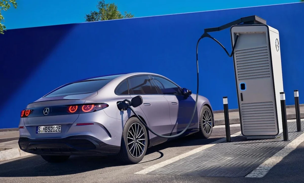 Elektrikli Mercedes C-Serisi şarj istasyonunda şarj oluyor