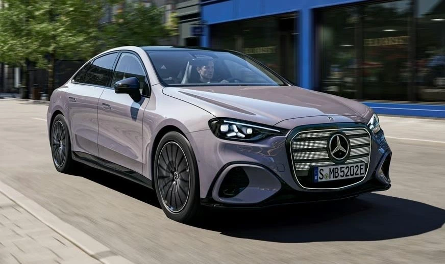 Elektrikli Mercedes C-Serisi şehir içinde yolda ilerliyor