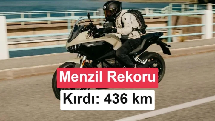 Elektrikli motosiklet kullanan sürücü; görselde menzil rekorunun 436 kilometre olduğu belirtiliyor