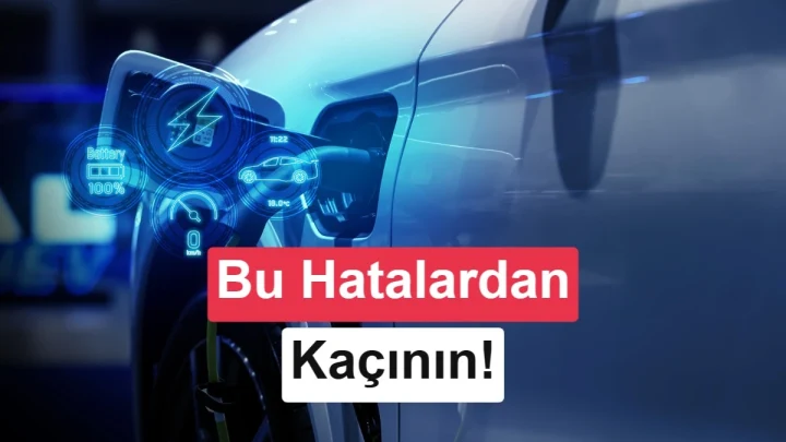 Elektrikli otomobilin şarj bağlantısı ve batarya simgeleri üzerinde “Bu Hatalardan Kaçının!” yazısı