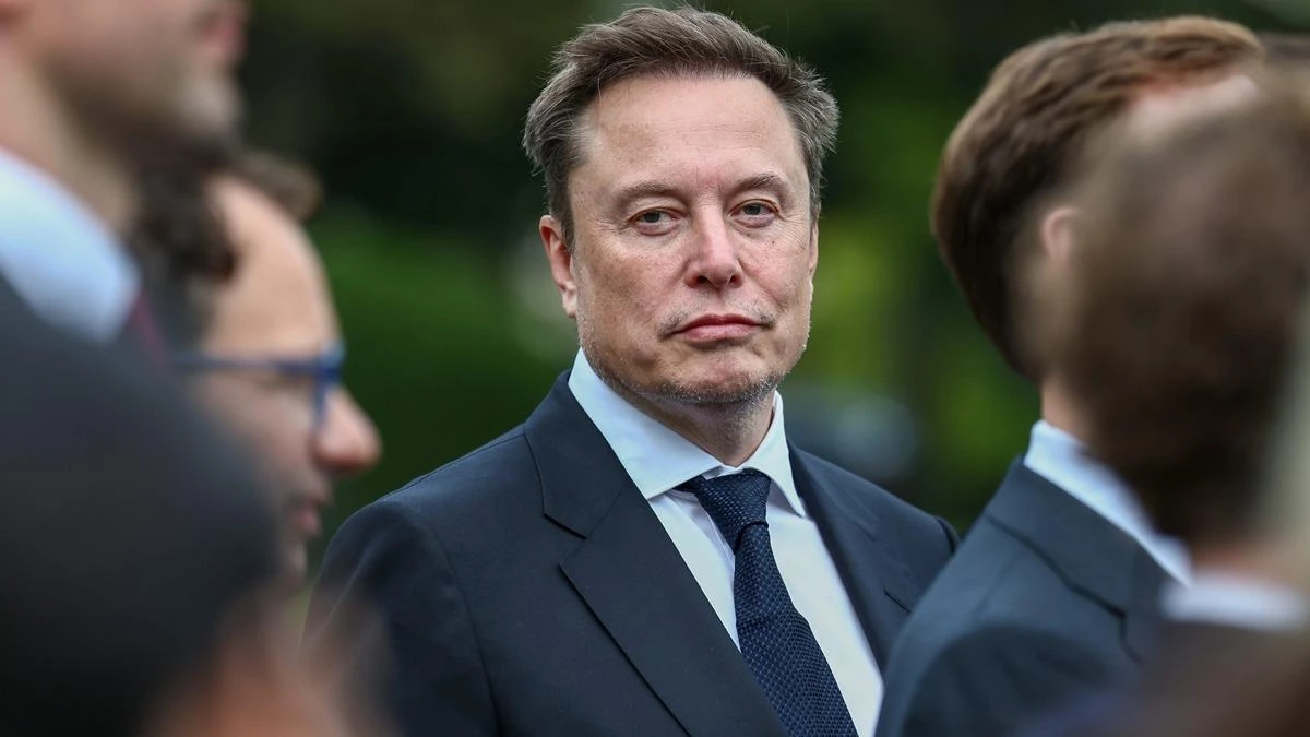 Elon Musk takım elbiseyle kalabalığın arasında